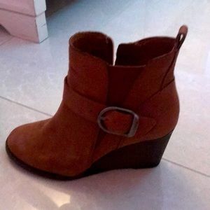 I am selling brown ancle boots.